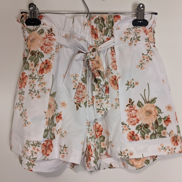 White flower shorts - Picture 1 of 2